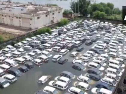 Life is broken...! Thousands of new empty cars turned into garbage; Maruti, Hyundai cars submerged in flood | जीव तुटला...! हजारो नव्या कोऱ्या गाड्यांचा कचरा झाला; पुरात बुडाल्या मारुती, ह्युंदाईच्या कार Life is broken...! Thousands of new empty cars turned into garbage; Maruti, Hyundai cars submerged in flood | जीव तुटला...! हजारो नव्या कोऱ्या गाड्यांचा कचरा झाला; पुरात बुडाल्या मारुती, ह्युंदाईच्या कार
