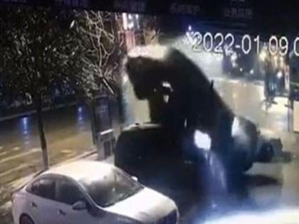 VIDEO : Insane car parking video from China gone viral on social media | आजपर्यंत कधी पाहिला नसेल कार पार्किंगचा असा व्हिडीओ, लोक म्हणाले - हा तर पार्किंग मास्टर