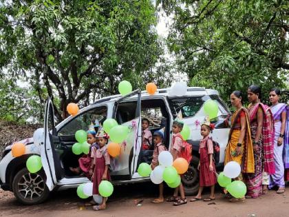 A decorated car, a procession to the beat of an orchestra; A grand welcome ceremony for students in Ratnagiri | सजवलेली कार, वाद्यवृंदाच्या तालावर मिरवणूक; रत्नागिरीत विद्यार्थ्यांचा स्वागत सोहळा दणक्यात