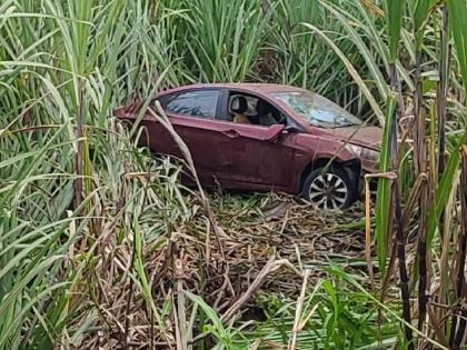 A speeding car rammed into a sugarcane field, luckily the driver escaped in kolhapur | Kolhapur: भरधाव कार घुसली उसाच्या शेतात, सुदैवाने चालक बचावला