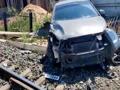 Thrill! While passing through the railway gate, the goods train suddenly came in reverse and Kaalja missed a beat | थरार! रेल्वे गेटवरून जाताना मालगाडी सुसाट रिव्हर्स आली अन् काळजाचा ठोकाच चुकला