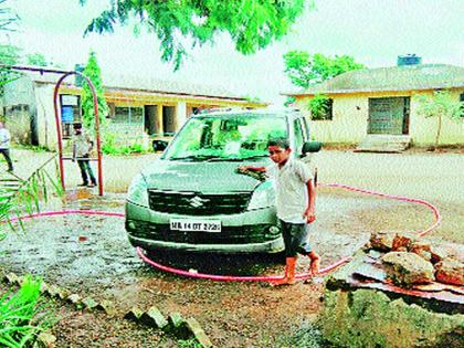 It is clear that the students, stomached by the headmaster's head, are being washed away | मुख्याध्यापकाच्या दिमतीला जुंपले विद्यार्थी, चारचाकी धुऊन घेत असल्याचे उघड