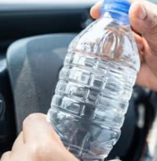 कारमध्ये प्लास्टिकच्या बाटल्यांत भरुन ठेवलेलं पाणी किती दिवस पिण्यायोग्य असतं? प्यायलंच तर इन्फेक्शन होतं की..