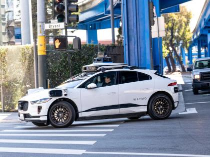 Illegal U Turn california driv rl ss car waymo Police arrived to tear up the receipt, but had to return empty-handed If you peek into the car What really happened | Illegal U Turn : पावती फाडण्यासाठी पोहोचले पोलीस, पण रिकाम्या हातानं परतावं लागलं; कारमध्ये डोकावून बघितलं तर...! नेमकं काय घडलं?