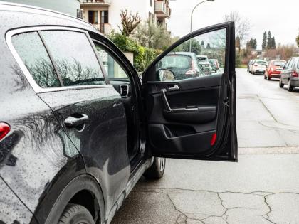 pune news Accident due to careless opening of car door; Female police officer injured | निष्काळजीपणे कारचा दरवाजा उघडल्याने अपघात;महिला पोलिस कर्मचाऱ्यास दुखापत