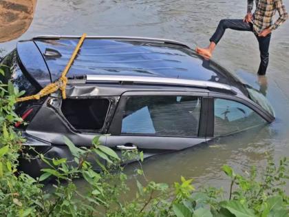 chandauli car fell into canal due to stunting police seized suv and sent 5 youths to jail | स्टंटबाजीमुळे कालव्यात पडली कार; पोलिसांची मोठी कारवाई, ५ तरुणांची जेलमध्ये रवानगी