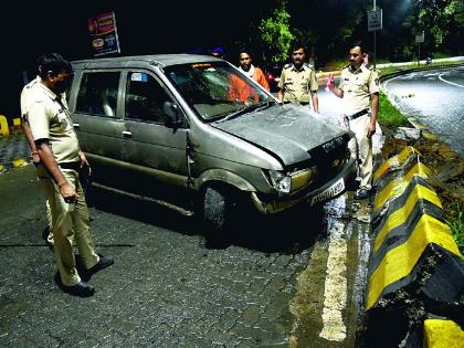 An uncontrolled Tavera car overturned at Ambazari T Point in the middle of the night; | Nagpur | अनियंत्रित तवेरा कार मध्यरात्री अंबाझरी टी पॉइंटवर उलटली अन्..