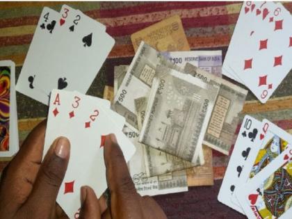 Hingoli: Police foiled a gambling plot hatched at a cowshed! | Hingoli: जनावरांच्या गोठ्यातील अड्ड्यावर रंगलेला झन्ना-मन्ना जुगाराचा डाव पोलिसांनी उधळला!