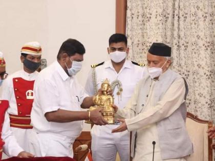 At Ramdas Athavale Raj Bhavan, a statue of Gautam Buddha was presented to the Governor | रामदास आठवले राजभवनात, राज्यपालांना गौतम बुद्धांची मूर्ती भेट