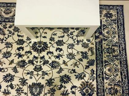 A mobile phone is hidden on this carpet, can you find it? | Viral News: सतत मोबाईलच्या वापराने नजर कमजोर झालीय? या कार्पेटमध्येच लपलाय एक मोबाईल, शोधा लेकहो