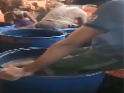 Horrible happening in dadar market; Action against vendors in the municipal market which washed out carrots by foot | दादर मंडईतील धक्कादायक प्रकार; पायाने गाजर धुणाऱ्या विक्रेत्यांवर कारवाई