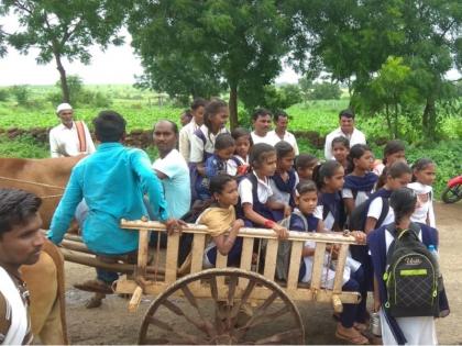 From bullock cart ... we go to school; Due to the agitation, the students of bus bandh | बैलगाडीतून...शाळेला चाललो आम्ही; आंदोलनामुळे बस बंदचा विद्यार्थ्यांना फटका  