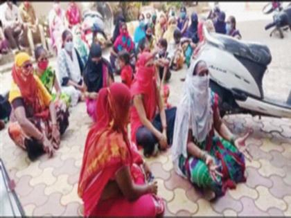 Women's sit-in protest against water scarcity | पाणीटंचाईच्या निषेधार्थ महिलांचे ठिय्या आंदोलन