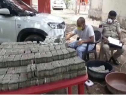 dungarpur police busted many crore cash two accused arrested and car seized | गुजरातला जाणाऱ्या कारमध्ये सापडली कोट्यवधींची रोकड; मोजण्यासाठी बँकेतून आणाव्या लागल्या मशीन्स