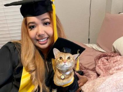 cat graduates from university after attending zoom lecture with his owner | कधी ग्रॅज्युएट मांजर पाहिलंय का? मालकीणीसोबत हजेरी लावली लेक्चरना अन् मिळवली डिग्री