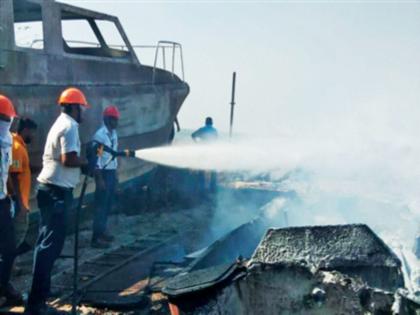 Suddenly there was a fire, two boats were engulfed in flames in alibaug | अचानक उडाला भडका, अलिबागमध्ये दोन बोटी आगीत भस्मसात