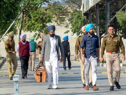 Amritpal Singh's plan foiled, police in plain clothes; Events leading up to the arrest | अमृतपाल सिंगचा डाव असा उधळला, साध्या वेशात पोलीस; अटकेपर्यंतचा घटनाक्रम