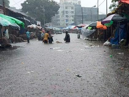 The lowlands are flooded by torrential rains; Water seeped into homes with several shops | मुसळधार पावसामुळे सखल भाग जलमय; दुकानांसह घरांतही शिरले पाणी