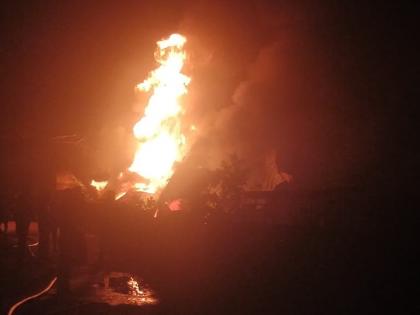 A huge fire broke out in a bus garage in Pune kopare village, burning 14 vehicles | पुण्यातील बस गॅरेजला भीषण आग, 3 गाड्या जळून खाक