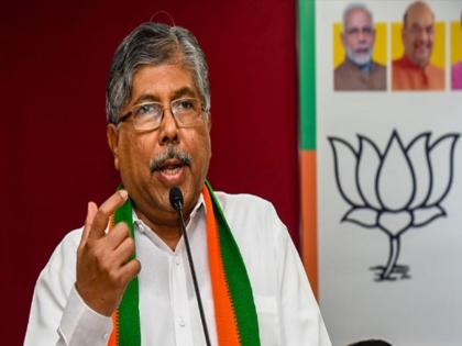 'Who will go out with the BJP after leaving the government?, chandrakant patil on mahavikas aghadi sarkar | 'सरकारमधून बाहेर पडत भाजपसोबत कोण जाणार, याचीच चढाओढ चाललीय'