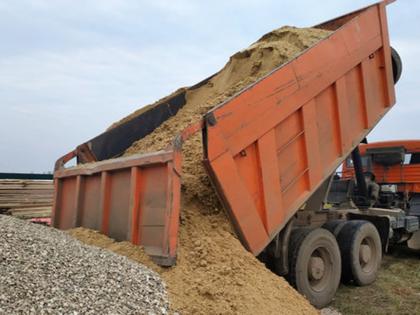 Sand dumper crushes 15 goats; Fourth incident in a month in chincholi jalgaon | वाळूच्या डंपरने १५ बकऱ्यांना चिरडले; महिनाभरातील चौथी घटना