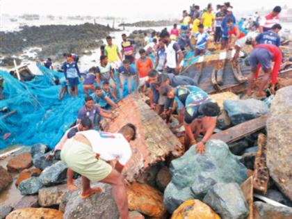 The storm broke the rope and destroyed the boat | वादळामुळे दोरखंड तुटून बोट उद्ध्वस्त