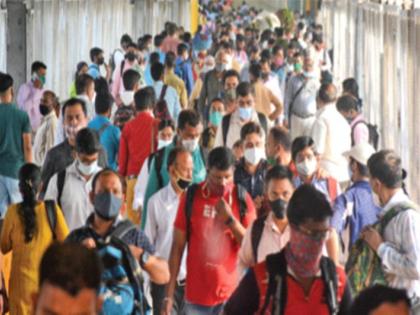 Passengers without masks at railway stations, local, long distance trains | रेल्वेस्थानक, लाेकल, लांब पल्ल्याच्या गाड्यांत प्रवाशांचा मास्कविना वावर