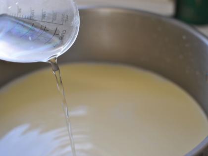 Cases filed against 8 people who adulterated milk; Inspection at 11 locations | दूधात भेसळ करणाऱ्या ८ जणांवर खटले दाखल; ११ ठिकाणी तपासणी