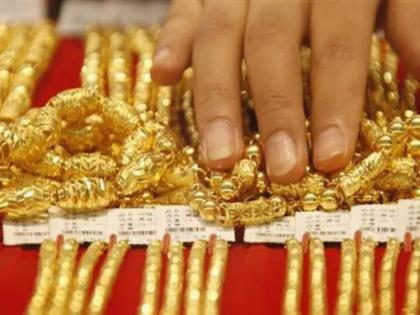 Old woman murdered for gold jewelry; The police took the father and daughter into custody | सोन्याच्या दागिन्यांसाठी वृद्ध महिलेचा खून; पोलिसांनी बाप-लेकास घेतलं ताब्यात