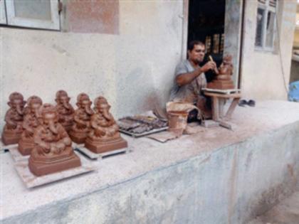 Bappa's 'Shriganesha' of red clay in Pen | पेणमध्ये तांबड्या मातीच्या बाप्पाचा ‘श्रीगणेशा’