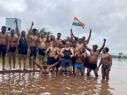 Har Ghar Tiranga: Yeh Junoon Hai... swam through 9 km flood in Krishna river and hoisted the tricolor in kolhapur | Har Ghar Tiranga: ये जुनून है... कृष्णा नदीत ९ किलोमीटर पुरातून पोहत फडकविला तिरंगा