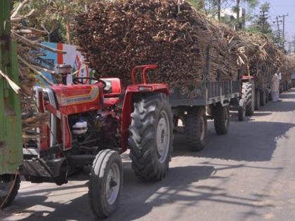 Overloading ... the journey of a tractor transporting sugarcane is becoming fatal | ओव्हरलोडींग... ऊस वाहतूक करणाऱ्या ट्रॅक्टरचा प्रवास ठरतोय जीवघेणा