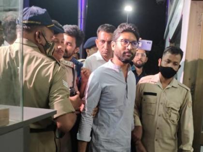 Gujarat MLA Jignesh Mewani arrested late last night in ahmedabad | गुजरातमधील आमदार जिग्नेश मेवानींना रात्री उशिरा अटक