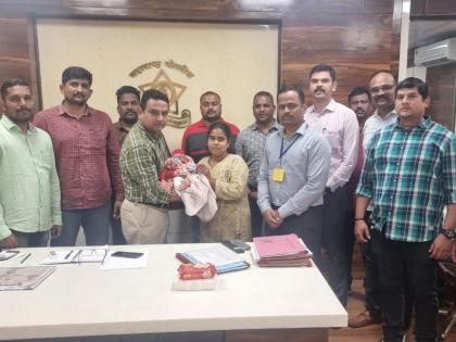 Boy happy in mother's lap, gang arrested for buying and selling 2-month-old child in nalasopara | मुलगा आईच्या कुशीत, २ महिन्याच्या मुलाची खरेदी-विक्री करणाऱ्या टोळीला अटक