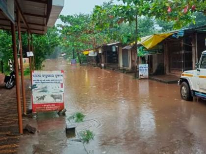 Water entered the Alwara area of Banda Market in dindhudurg | तेरेखोल नदीला पूर; बांदा बाजारपेठेतील आळवाडा भागात शिरले पाणी