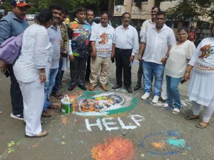 According to the color guide of Navratri, the protest was done by filling the potholes | नवरात्रीच्या कलर गाईडनुसार खड्डे बुजवून मुंबईत वॉचडॉगचं आंदोलन