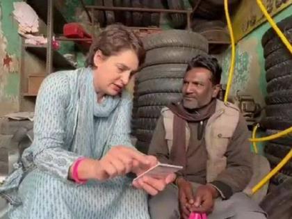 Uttar Pradesh Assembly Election 2022: Priyanka Gandhi's propaganda in the puncture shop in up, showing the manifesto itself by reading | Uttar Pradesh Assembly Election 2022: पंक्चरच्या दुकानात प्रियंका गांधींचा प्रचार, जाहीरनामाच दाखवला वाचून