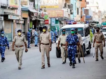 pune yerwada Police in riot gear storm a rally on Friday, removing hundreds of protesters by truck | पुण्यात जमावाचा पोलिसांवर हल्ला, स्वरक्षणार्थ पोलिसांचा हवेत गोळीबार