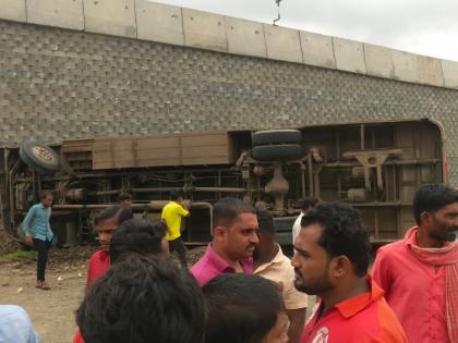 Gangapur bus accident, 15 passengers injured as ST overturns in solapur | गाणगापूरच्या बसला अपघात, ST पलटी झाल्याने 36 प्रवासी जखमी