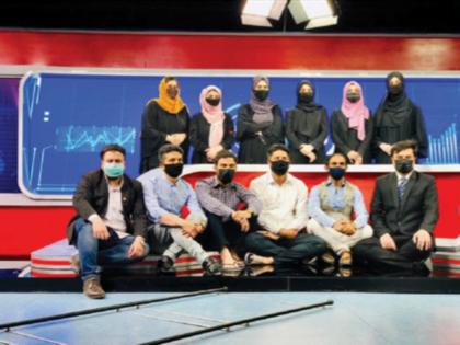 Opposing the covering of female anchors' faces, men also wore masks | महिला अँकर्सचा चेहरा झाकण्याला विरोध, पुरुषांनीही लावले मास्क