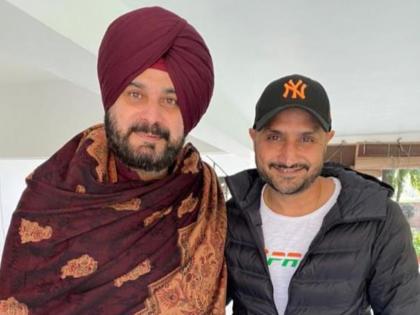 Harbhajan Singh to play political innings? Discussions will take place after retirement | हरभजन खेळणार राजकीय इनिंग? निवृत्तीनंतर भज्जीच्या नव्या खेळीची चर्चा