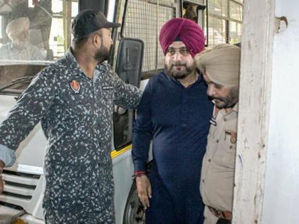 Sidhu becomes clerk in jail, not paid for three months | सिद्धू तुरुंगात बनले क्लर्क, तीन महिने वेतन नाही