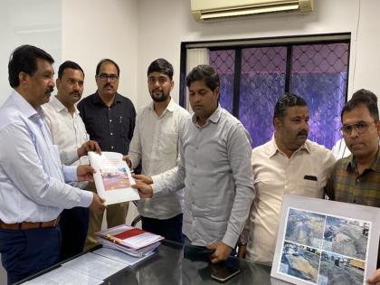 A set of photographs of potholes was presented to the Superintendent, a unique demonstration by the MNS | अधिक्षकांना खड्डयांच्या छायाचित्रांचा संच भेट, मनसेचं अनोखं निदर्शन