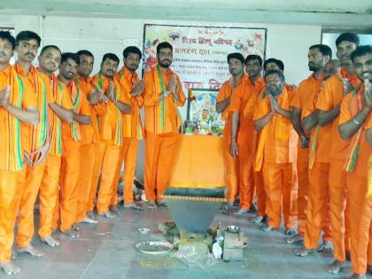 40 youth from Solapur took Ram Deeksha; Will experience forest life for 5 days | सोलापुरातील ४० युवकांनी घेतली रामदीक्षा; ५ दिवस अनुभवणार वनवासी जीवन