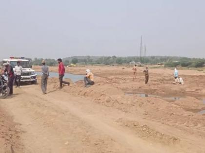 Revenue Department action against sand mafia; Barge burnt, goods worth 36 lakhs destroyed | महसूलची रेती माफियांवर कारवाई; बार्ज जाळले, ३६ लाखांचा मुद्देमाल केला नष्ट