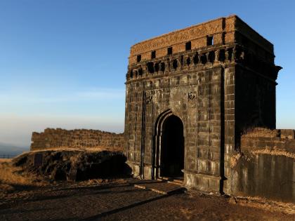 Shivaji maharaj Raya spent two lakhs on 20 forts | शिवरायांनी २० किल्ल्यांवर केला होता पावणेदोन लाख होन खर्च