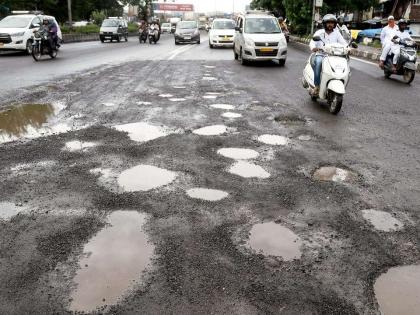 40 percent of the roads in the state have potholes | राज्यातील 40 टक्के रस्त्यांवर खड्डेच, ऑक्टोबरपर्यंत वाट पाहा