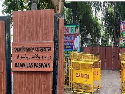 Ramvilas Paswan's government bungalow was evacuated by sending a police force | रामविलास पासवान यांचा सरकारी बंगला 32 वर्षानंतर रिकामा, पोलीस बळाचा वापर