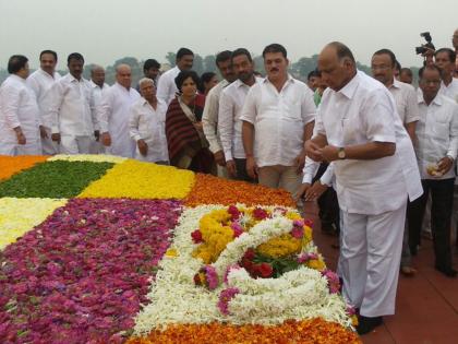 Gratitude : Pawar in Karad on the death anniversary of Yashwantrao Chavan | वारसदाराची कृतज्ञता : सत्तेच्या गोंधळातही यशवंतराव चव्हाण पुण्यतिथीनिमित्त पवार कराडमध्ये