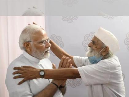 Narendra Modi: Guru-disciple gift ... PM Modi joined hands and saluted the Guruji of the school | Narendra Modi: गुरू-शिष्याची भेट... PM मोदींनी हात जोडून शाळेतील गुरुजींना केलं वंदन